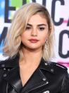 <p>Selena Gomez le dio un vuelco a su apriencia y ahora es una mujer rubia de cabellera corta, como lució en su reciente aparición en los American Music Awards, en Los Ángeles, donde además llevó un sexy atuendo de minifalda y chaqueta en cuero que dividió opiniones/Getty Images </p>