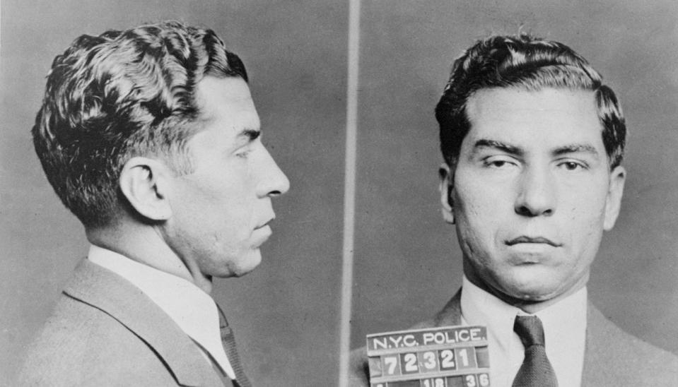 Wer als Gangsterboss Erfolg haben will, muss auch etwas von Diplomatie verstehen - Charles "Lucky" Luciano wusste das und wurde so zu einer Ikone des organisierten Verbrechens. Er arbeitete schon mit Bossen wie Al Capone, später war er federführend an der Gründung des "National Crime Syndicate" beteiligt - eine Art Dachverband für alle amerikanischen Mafia-Familien. (Bild: New York Daily News Archive/Getty Images)