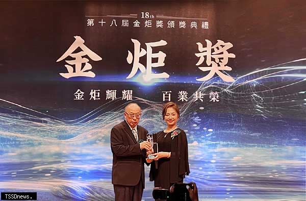 Superb廣興顧問創辦人丁湘芹（右）榮獲18屆金炬獎「十大績優企業」與「十大經理人」獎。