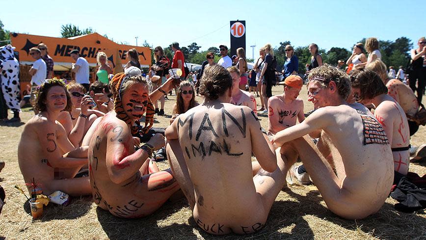 Festival goers strip off for nude fun run