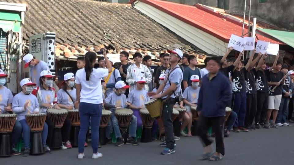 新港藝術高中的學生組成志工團隊，倡導用掌聲、鼓聲來歡迎媽祖蒞臨新港。