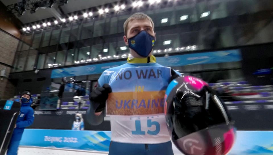 El ucraniano Vladyslav Heraskevych mostró un letrero en el que aparecía la bandera de su país y el mensaje: “No a la guerra en Ucrania” durante su participación en los JJOO Beijing 2022. (Foto: IOC/OBS/Handout via Reuters)
