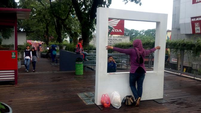 Selain menjadi jalur pedestrian, Teras Cihampelas, Kota Bandung, Jawa Barat, dimanfaatkan pula sebagai ajang berbelanja. (Liputan6.com/Huyogo Simbolon)