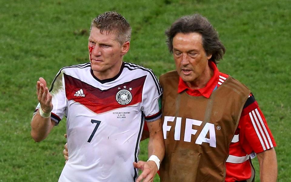Bastian Schweinsteiger (links, mit Arzt Hans-Wilhelm Müller-Wohlfahrt) musste beim WM-Finale 2014 mächtig einstecken. (Bild: Getty Images / Robert Cianflone)