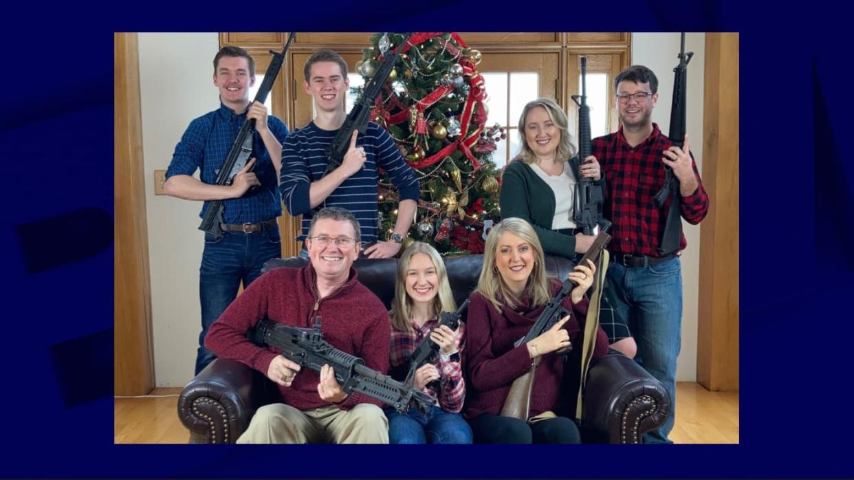 Thomas Massie, sa famille et ses armes  - Twitter