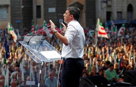 Italian Prime Minister Matteo Renzi speaks during a rally in downtown Rome, Italy October 29, 2016. REUTERS/Remo Casilli