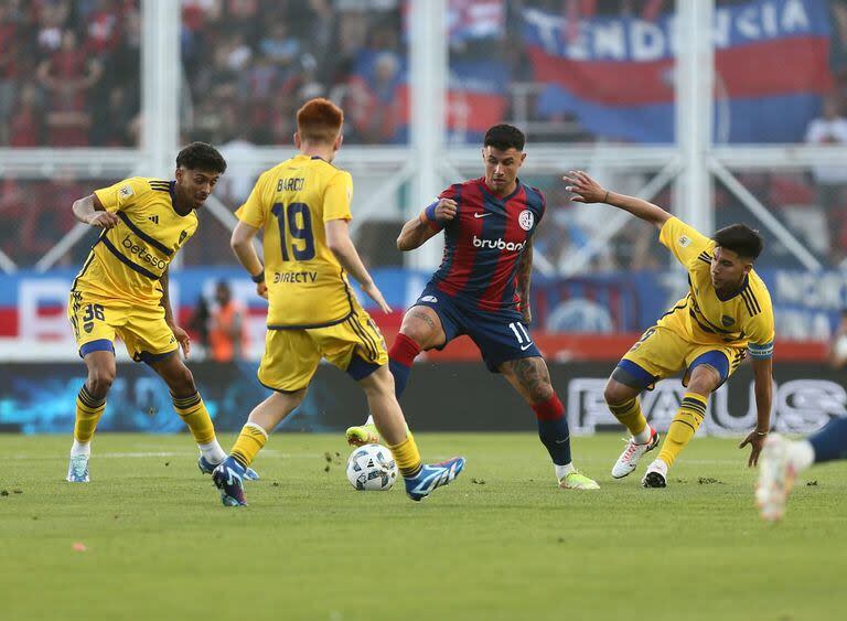 Adam Bareiro, centrodelantero de San Lorenzo, en el último clásico ante Boca, frente a Medina, Pol Fernández y Barco, en el Nuevo Gasómetro, disputado el 8/11/2023