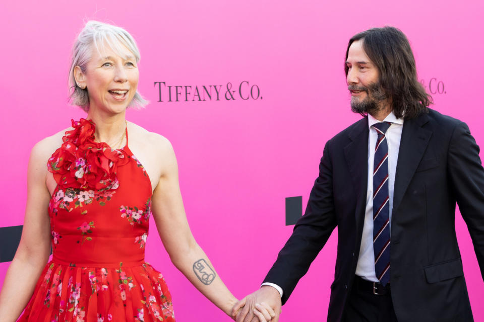 這幕甜到長螞蟻：Keanu 與 Alexandra 出席活動，短短幾秒鐘的畫面已是 Couple Goal！