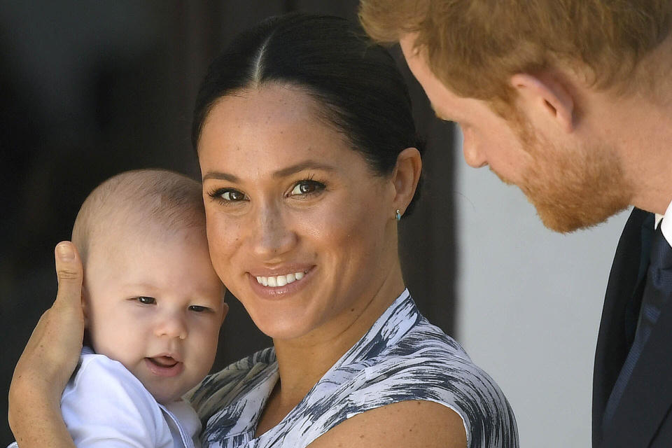 Meghan Markle, su hijo Archie y el príncipe Harry (AP) 