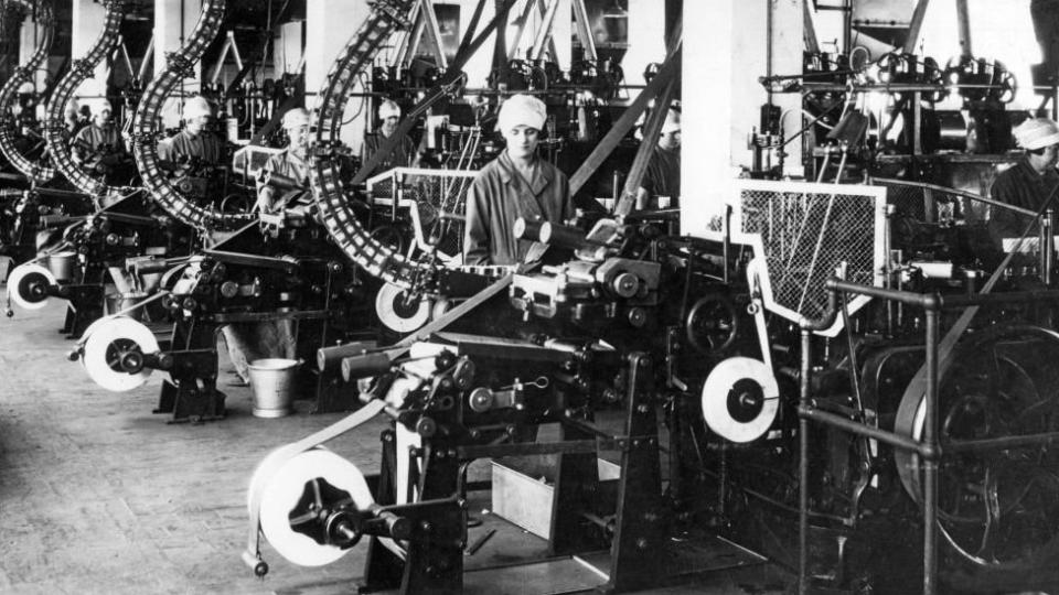 1920年代英國一家工廠裝配線上的女工。