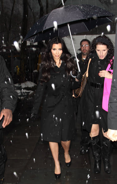 Kim Kardashian, de estricto negro, también elige el trench para cubrirse de la lluvia. En este caso, prefirió uno bien sobrio, donde no hay detalles de botones o cintas que contrasten y con un largo a la rodilla. Sin vuelo ni estridencias, lo acompañó, además, con un paraguas al tono.