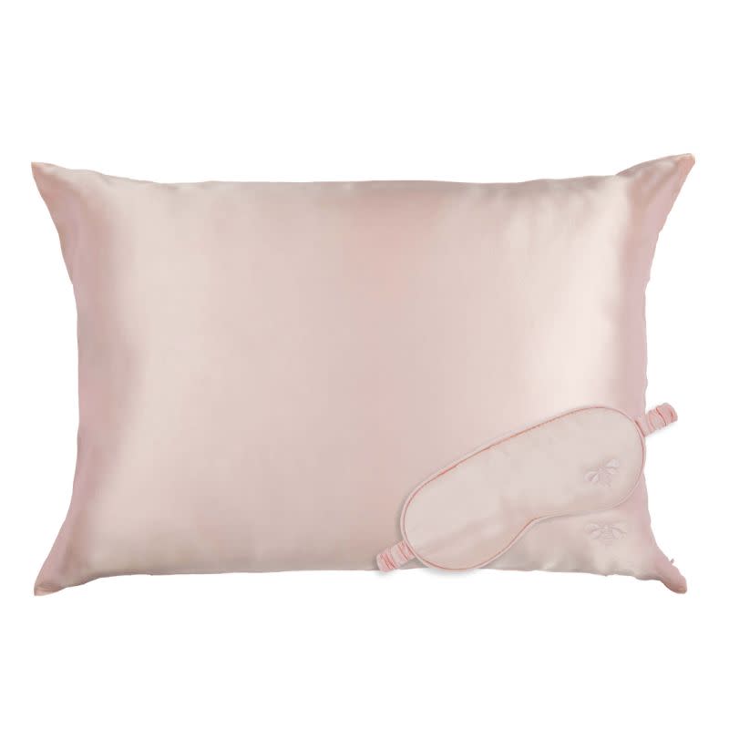 Le masque pour les yeux et la taie d’oreiller en soie “Honey Minx Sleep Cocoon 100% Silk Eye Mask & Pillowcase Set” en rosé. (Photo: Working Sundays)