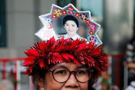 A supporter of former Thai Prime Minister Yingluck Shinawatra stands outside the Supreme Court in Bangkok, Thailand, August 5, 2016. REUTERS/Jorge Silva