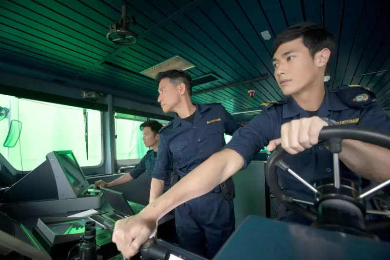 ▲《海關戰線》主演謝霆鋒（左起）、張學友、楊天宇，登上巡邏船實景拍攝。（圖／華映）