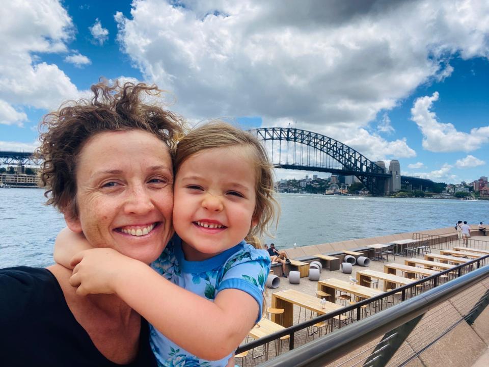Unsere Autorin und ihre Tochter auf der Hotelterrasse während eines Besuchs in Sydney. - Copyright: Tatyana Leonov