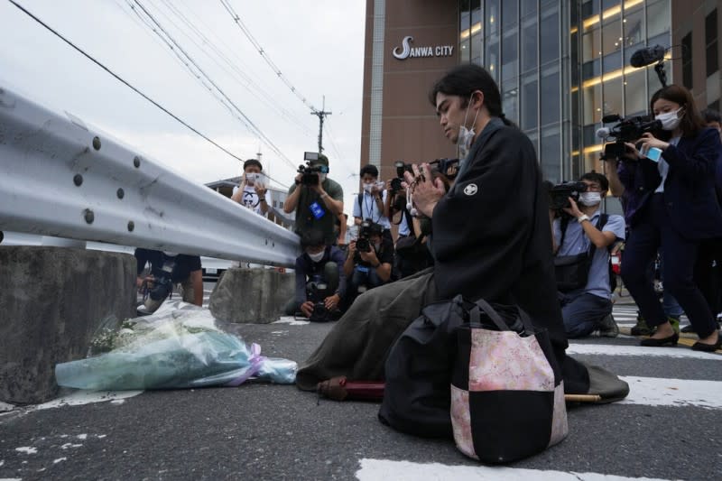 2022年7月8日，日本前首相安倍晉三在奈良街頭遇刺身亡。當天下午有日本民眾在案發現場獻花悼念。（美聯社）