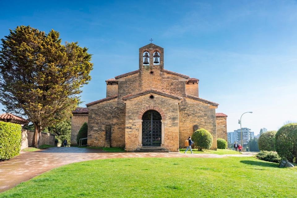 The ninth-century Iglesia de San Julian de los Prados (Mampiris)