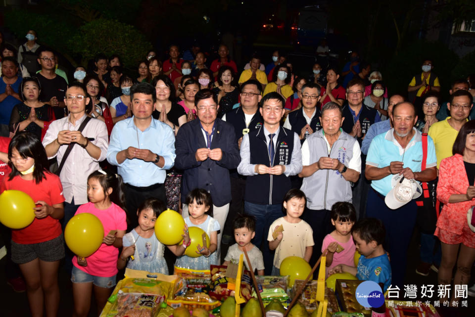 台中市政府客委會主委江俊龍帶領現場民眾進行客家傳統拜月儀式。
