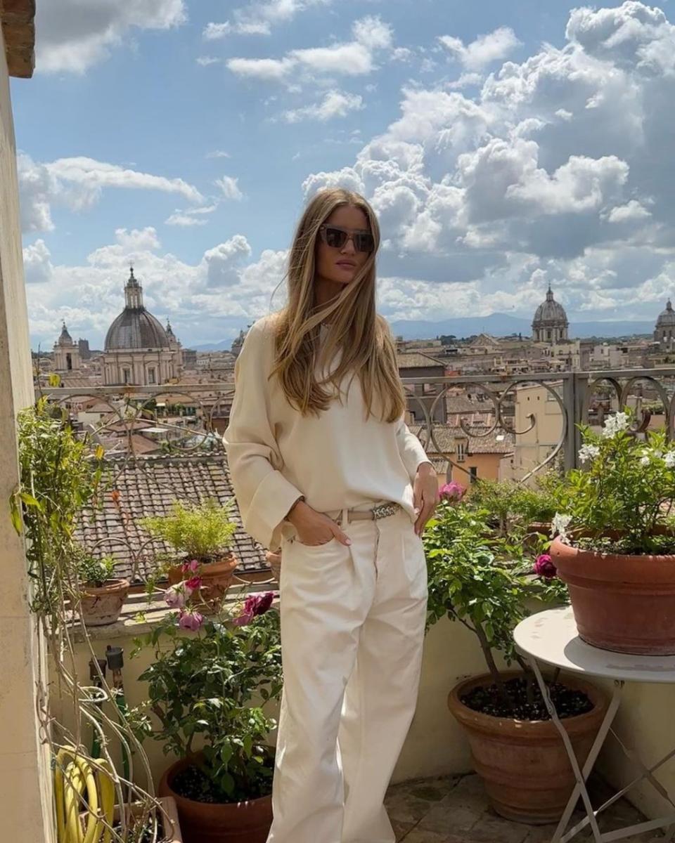 Rosie Huntington-Whiteley wearing her high-waisted Toteme jeans in Rome.