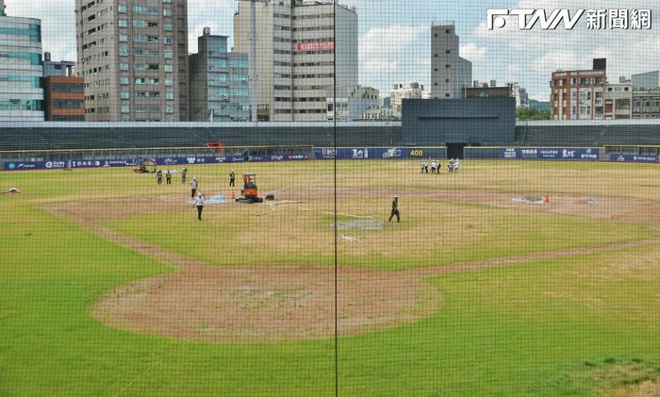 這座新竹人盼了5年的高規格棒球場，竟被戲稱是花12億蓋了一個「棒球場形狀的停車場」，受傷最重的其實是新竹人的棒球魂。（圖／記者盧逸峰攝）
