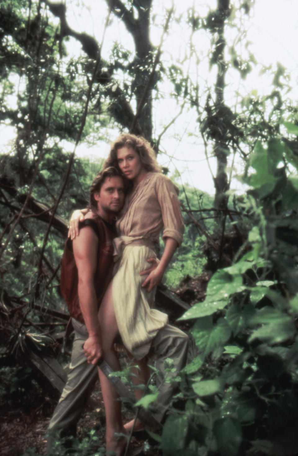 Los actores estadounidenses Michael Douglas y Kathleen Turner en el set de Romancing the Stone, dirigida por Robert Zemeckis. (Foto de Sunset Boulevard/Corbis a través de Getty Images)