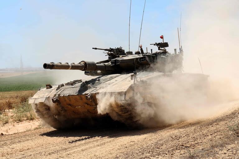 Un tanque de batalla israelí avanza sobre la Franja de Gaza.