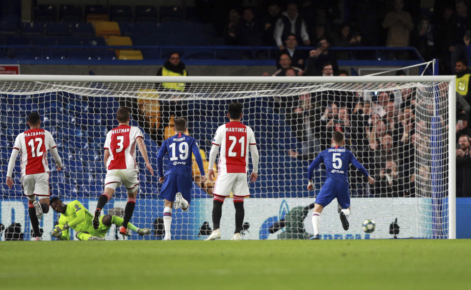 Chelsea's Jorginho, right, scores his side's opening goal from the penalty spot during the Champions League, group H, soccer match between Chelsea and Ajax, at Stamford Bridge in London, Tuesday, Nov. 5, 2019. (AP Photo/Ian Walton)