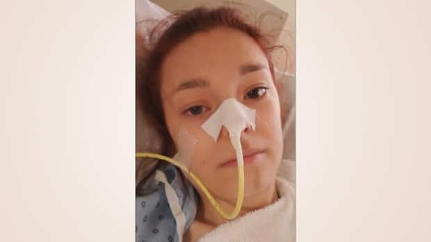 Unable to eat, Roxane Smith has been relying on a feeding tube for nourishment. She says she doesn't have the strength to get to the bathroom, and worries about her future as a working student. (Radio-Canada - image credit)