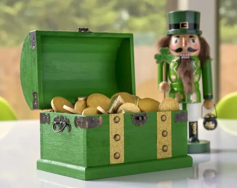 st patricks day decorations chest