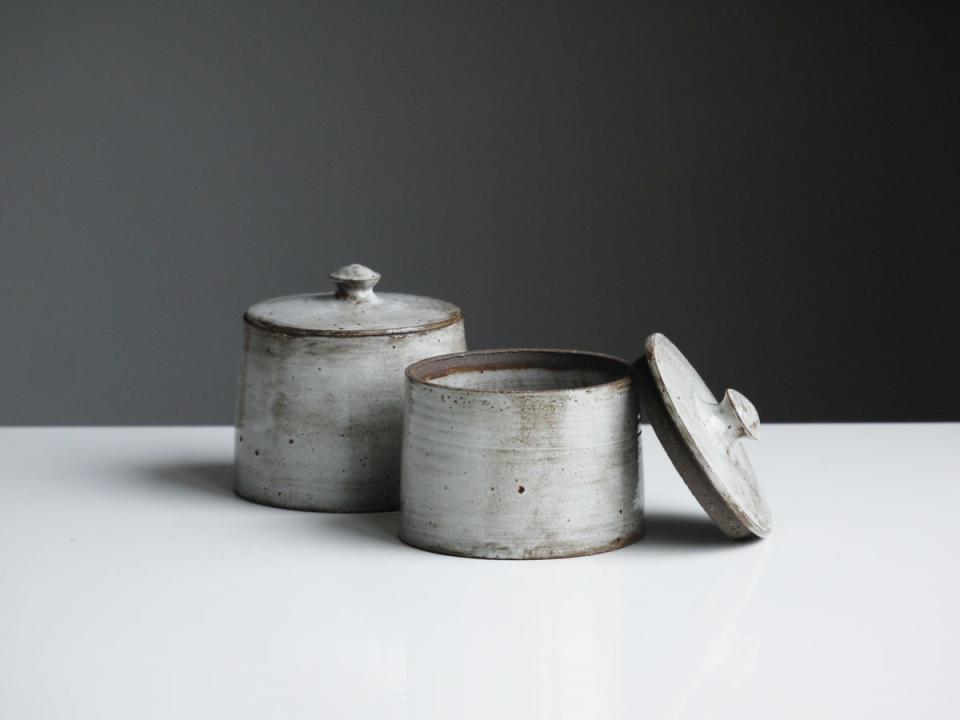 Two grey pots (Unsplash)