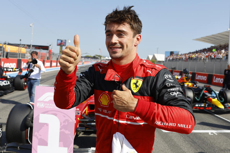 El monegasco Charles Leclerc, piloto de Ferrari, festeja tras clasificar para la pole del Gran Premio de Francia de la F1 en el circuito Paul Ricard, Le Castellet, Francia, sábado 23 de julio de 2022. (Eric Gaillard, Pool via AP)