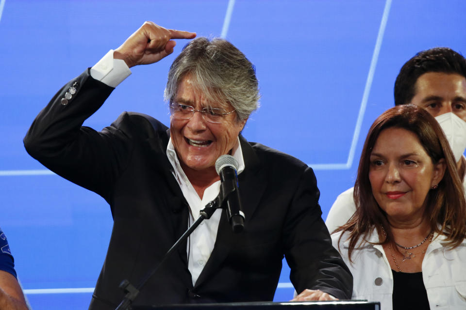 Guillermo Lasso, candidato presidencial del partido Creando Oportunidades o CREO, habla en Guayaquil, Ecuador, luego del cierre de las elecciones generales, el domingo 7 de febrero de 2021. (AP Foto/Angel Dejesus)