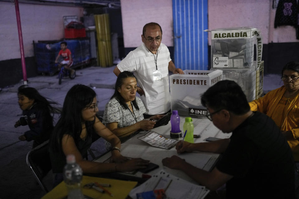 Funcionarios electorales y observadores cuentan votos tras el cierre de urnas en las elecciones generales en Ciudad de México, el domingo 2 de junio de 2024. (AP Foto/Matías Delacroix)