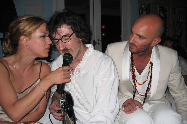 Leticia Bredice, Charly García y Alan Faena en una antigua postal