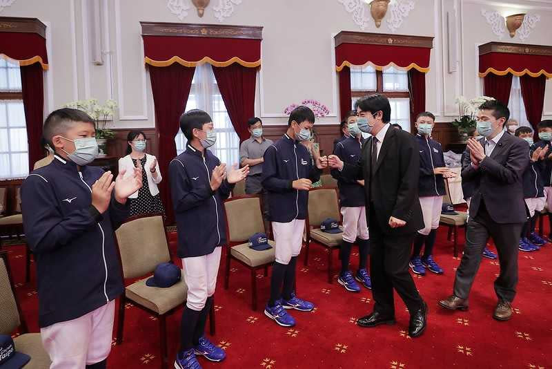 台北市福林國小選手出國參賽前，前往總統府與副總統賴清德會面。（圖／總統府提供）