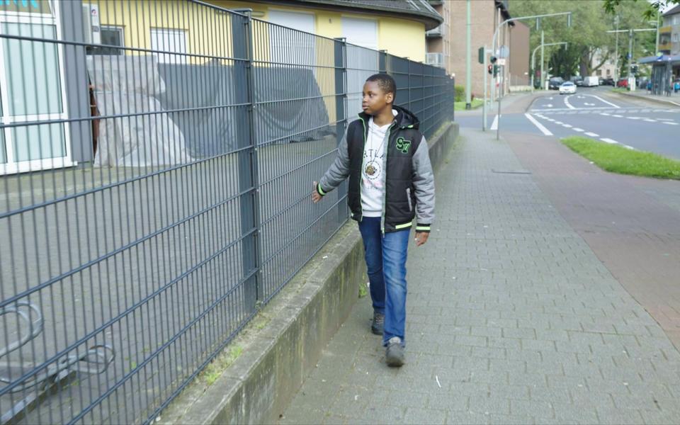 Hector lebt mit seiner Familie in einem sozialen Brennpunkt in Duisburg. Die Geldsorgen seiner Mutter muss der Zwölfjährige mittragen. Er träumt davon, Fußballprofi zu werden.    (Bild: ZDF/Patrick Waldmann)