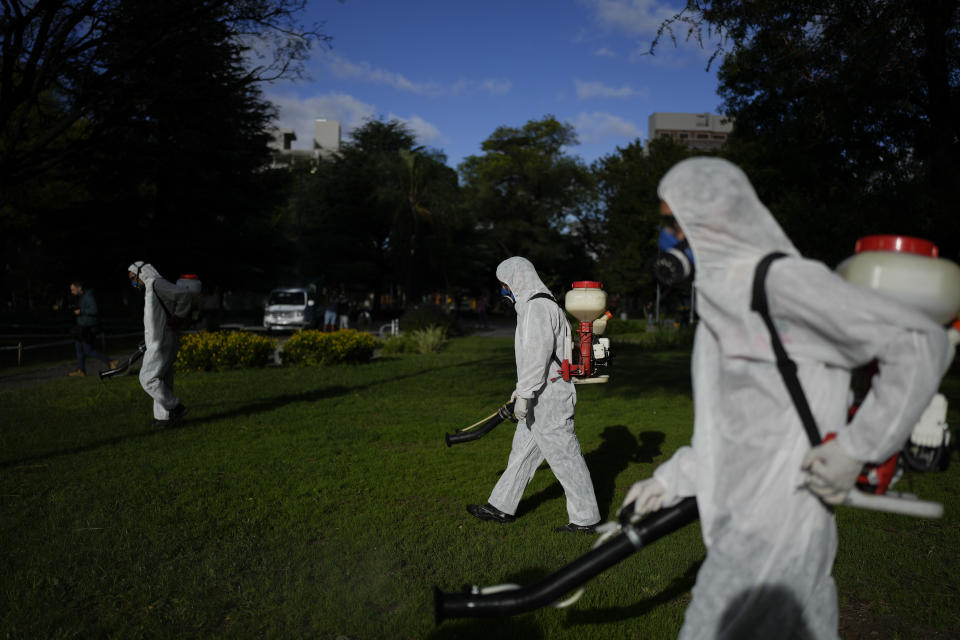 Una brigada de operarios fumiga un espacio para combatir el dengue luego de un repunte de los casos en Buenos Aires, Argentina, el 26 de marzo de 2024. (AP Foto/Natacha Pisarenko)