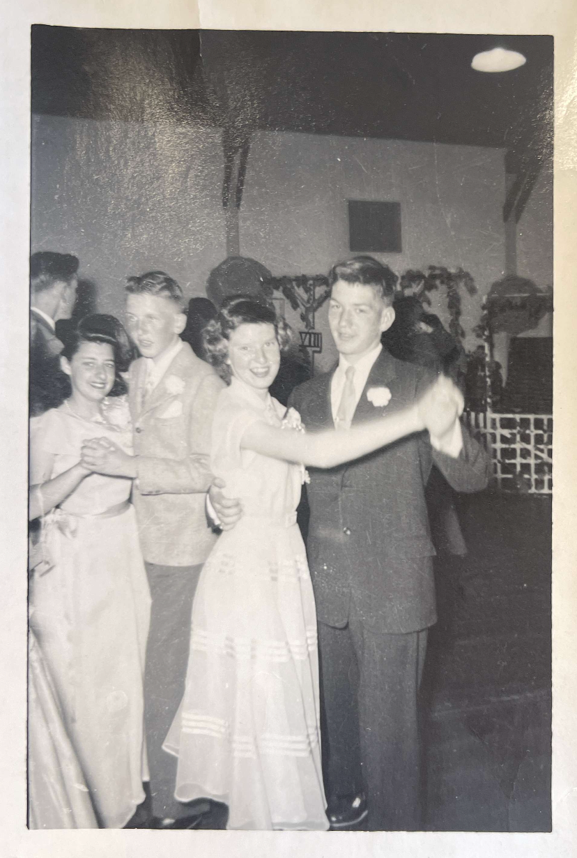 Mary Grace Tassone und ihre Freundin Elsie Webb beim Abschlussball mit ihren Verabredungen im Jahr 1952. - Copyright: Atria Grass Valley