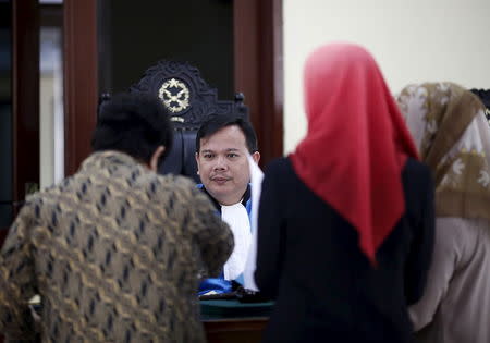 Indonesian judge Ujang Abdullah (C) speaks with the lawyer of French drug trafficker Serge Atlaoui and the government prosecuters during a hearing at the administrative court in Jakarta, Indonesia, May 13, 2015. REUTERS/Nyimas Laula