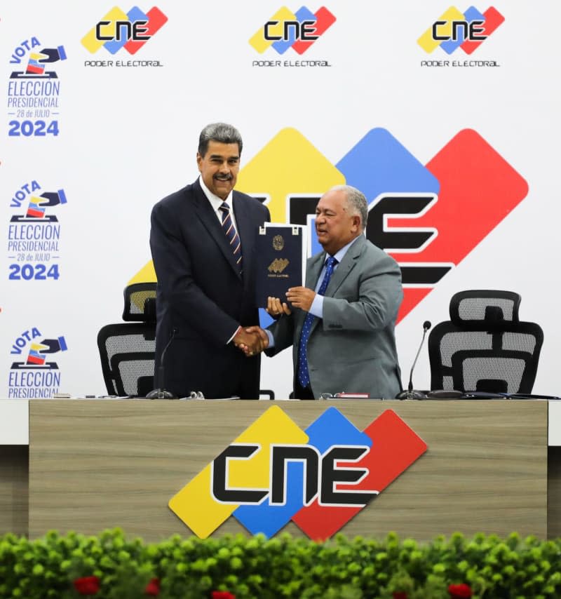 Venezuelan President Nicolas Maduro (L) and the President of the National Electoral Council (CNE) Elvis Amoroso attend a ceremony at which the CNE declares Maduro the official winner of the presidential election. Zurimar Campos/Prensa Miraflores/dpa