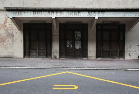 An abandoned border check point is seen at the French-Italian border in Breil Sur Roya, France, January 29, 2016. REUTERS/Eric Gaillard