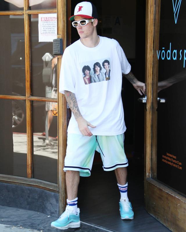 Justin Bieber wears hotel slippers everywhere he goes