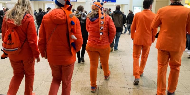 Ein niederländischer Fußballfan hätte beinahe das Spiel seiner Mannschaft versäumt, weil sein Handy verloren ging (Symbolbild)<span class="copyright">dpa/Jochen Lübke</span>