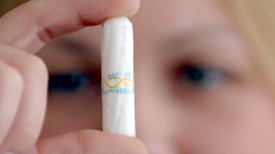 Mehr als 180.000 Menschen hatten in den vergangenen Jahren eine Petition zur «Tampon Tax» im Internet unterschrieben. Foto: Federico Gambarini