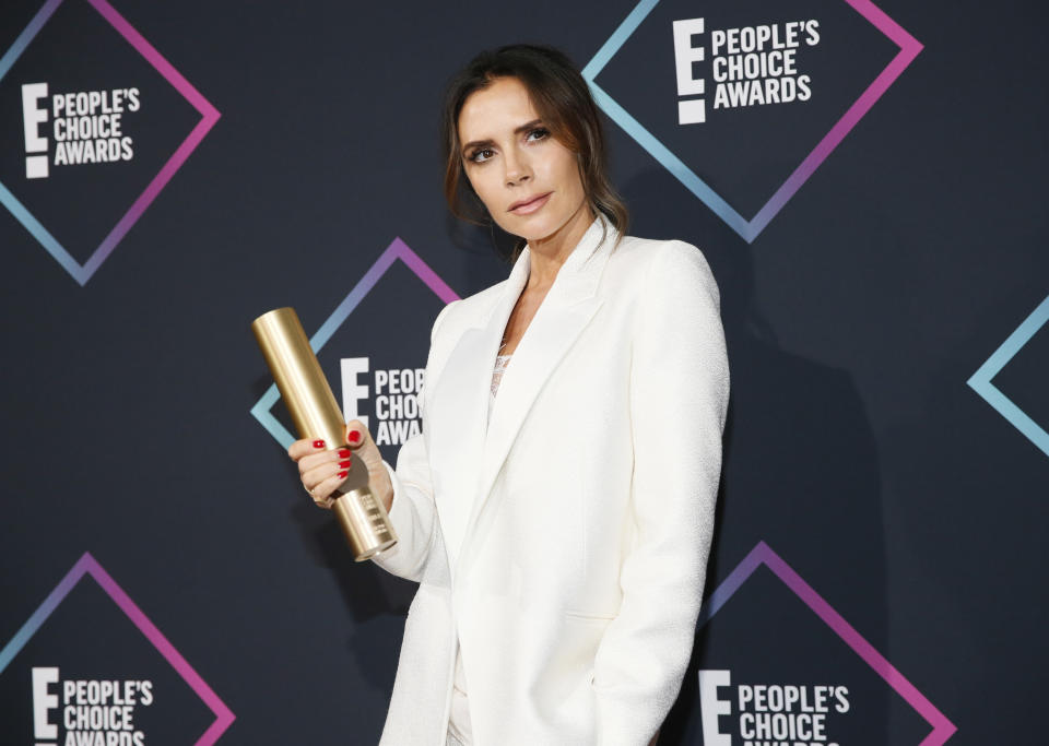 People’s Choice Awards - Photo Room - Santa Monica, California, U.S., 11/11/2018 - Victoria Beckham poses backstage with her Fashion Icon Award. REUTERS/Danny Moloshok