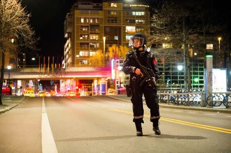 Police have block a area in central Oslo and arrested a man after the discovery of "bomb-like device", in Oslo, Norway April 8, 2017. Fredrik Varfjell/NTB Scanpix via REUTERS