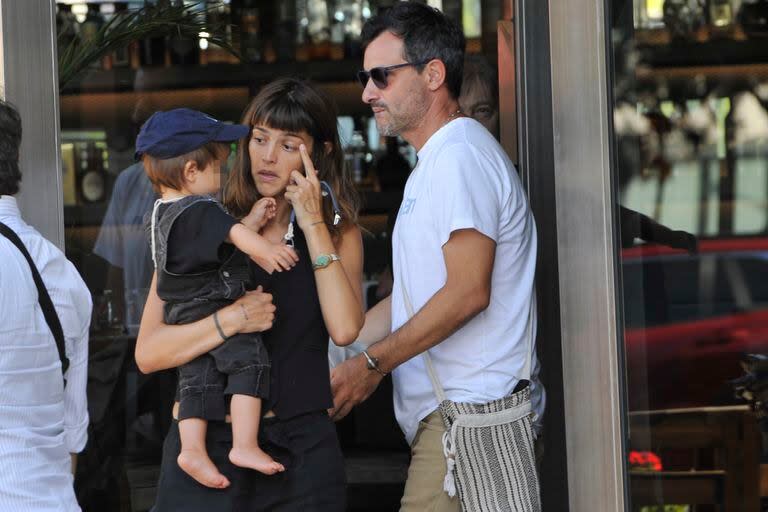 Calu Rivero y Aíto De La Rúa con su bebé Tao saliendo de Pizza Cero en Avenida del Libertador al 1800, Recoleta