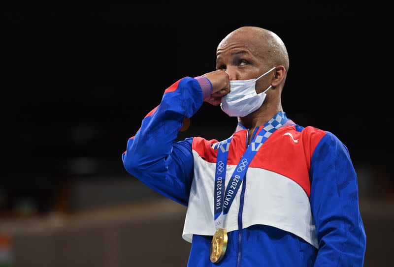 Foto del martes del cubano Roniel Iglesias tras ganar el oro en boxeo.