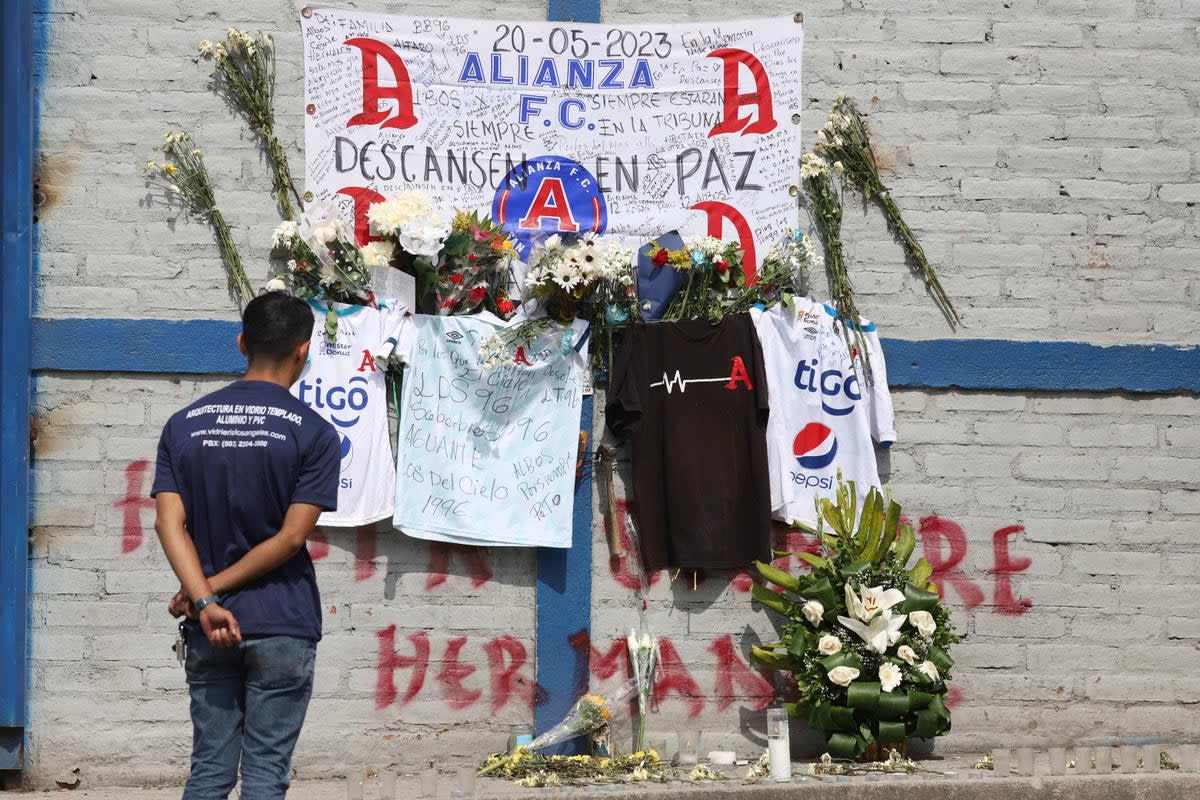 EL SALVADOR-ESTAMPIDA CASTIGOS (AP)