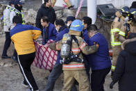 <p>Rescue teams carry a body from a hospital fire in Miryang, South Korea, Friday, Jan. 26, 2018. (Photo: Kim Gu Yeon/Gyeongnam Domin Ilbo via AP) </p>